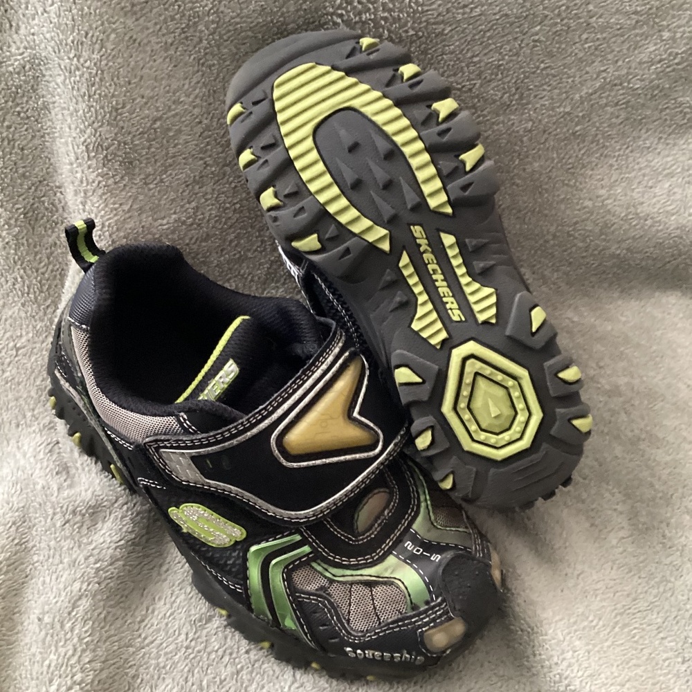 SKECHERS Boy Sneakers Light up Size 13.5  READ Vintage